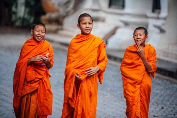 Các tu sĩ trẻ tại chùa Wat Kutao, Chiang Mai. Vẻ đẹp của chiếc áo cà sa có thể mang đến cho bạn một cảm giác nhẹ nhàng, tạo ra cảm giác an lạc.