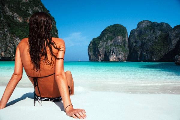 Vịnh Maya: Nổi tiếng từ bộ phim The Beach sự tham gia của Leonardo DiCaprio, Vịnh Maya được xem là thiên đường nhiệt đới tinh túy dành cho du khách và là vịnh đẹp nhất của đảo Phi Phi Leh, thuộc quần đảo Koh Phi Phi, miền nam Thái Lan.