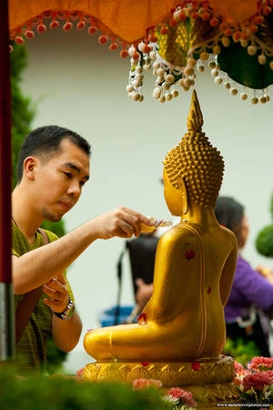 songkran_buddha_thai_man-ivivu