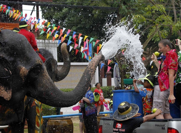 songkran-festival-thailand-ivivu4