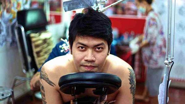 Xăm miễn phí: Nhiều người nước ngoài đến Bangkok Ink ở vài tháng mỗi năm để học kỹ năng xăm sak yant và xăm kiểu hiện đại. Ban đầu, học viên thực hành trên bì lợn. Khi tay nghề được nâng cao, họ bắt đầu xăm miễn phí cho các người mẫu Thái Lan.