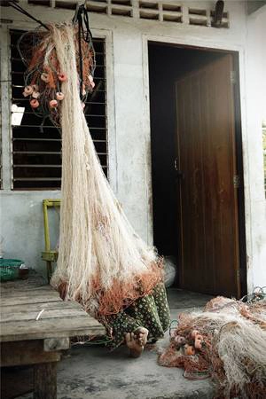 Sau hàng nghìn năm sống biệt lập với biển khơi, chính phủ đang nỗ lực để hòa nhập dân du mục biển Moken với cộng đồng. Sau hàng nghìn năm sống biệt lập với biển khơi, chính phủ đang nỗ lực để hòa nhập dân du mục biển Moken với cộng đồng.