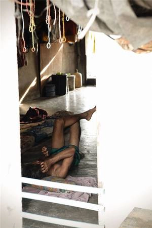Chính phủ Thái Lan đang thực hiện nhiều chính sách để hỗ trợ cho dân du mục biển Moken định cư trên đất liền. Chính phủ Thái Lan đang thực hiện nhiều chính sách để hỗ trợ cho dân du mục biển Moken định cư trên đất liền.
