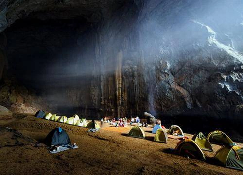 Du khách đi tour đầu tiên thám hiểm hang Sơn Đoòng vào tháng 8 vừa qua, hạ trại nghỉ ngơi trong lòng hang - Ảnh do Công ty Oxalis cung cấp