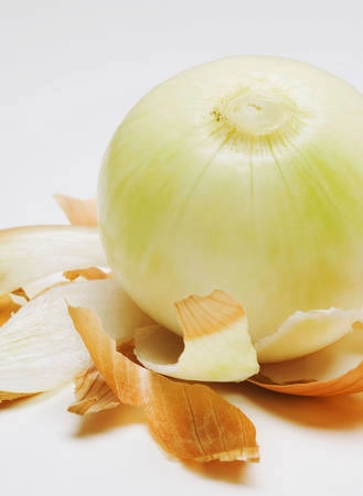 Tại Romania, một số người dân địa phương sẽ gọt vỏ củ hành vào ngày 31