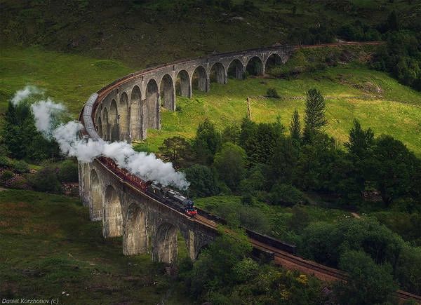 Glenfinnan Viaduct là một cây cầu cạn thuộc tuyến đường sắt West Highland, làng Glenfinnan, Lochaber, Highland, Scotland. 