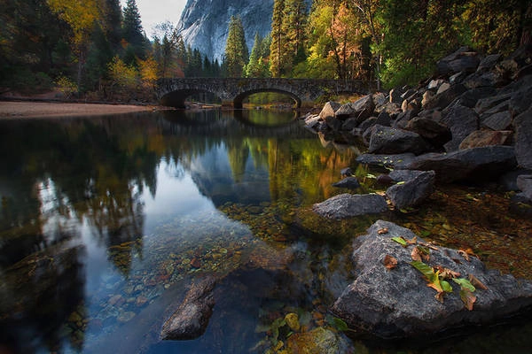 Cầu Ahwanee bắc qua sông Merced thuộc Công viên quốc gia Yosemite, hạt Mariposa, bang California, Mỹ. 