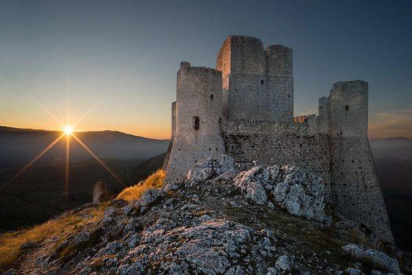 Rocca Calascio, lâu đài được xây dựng từ thời trung cổ, thuộc vùng L’aquila, Abruzzo, Ý.