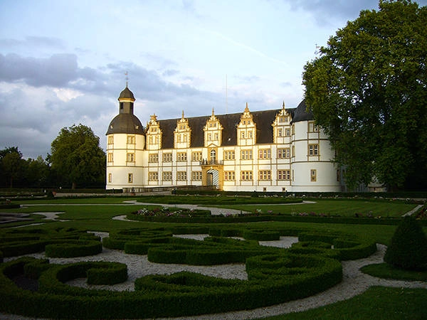 Neuhaus Castle, tiêu biểu cho phong cách phục hưng Weser đậm nét, thuộc thành phố Paderborn, Đức. Trụ sở Tòa giám mục Đức.