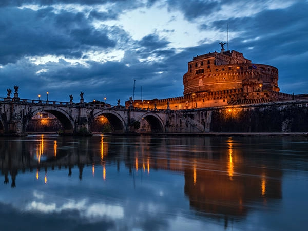 Castel Sant’Angelo, lâu đài hình trụ soi bóng bên dòng Tiber, thuộc Rome, Ý. Hiện tại, công năng của nó là một bảo tàng.