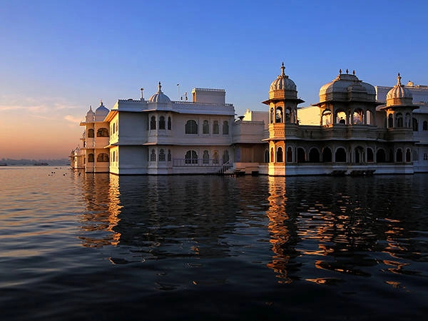 Taj Lake Palace, một khác sạn xa xỉ nằm trên hồ Pichola, thuộc Udaipur, Ấn Độ.  Lâu đài được xây dựng vào khoảng giữa 1973 đến 1974.