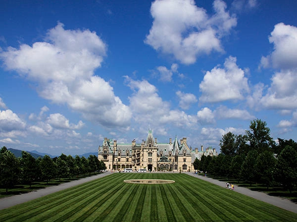 Biltmore Estate, được xây dựng bởi George Vanderbilt, rộng 8 ngàn acre, là ngôi nhà tư nhân rộng nhất nước Mỹ, nằm ở đồi Blue Ridge, North Carolina.