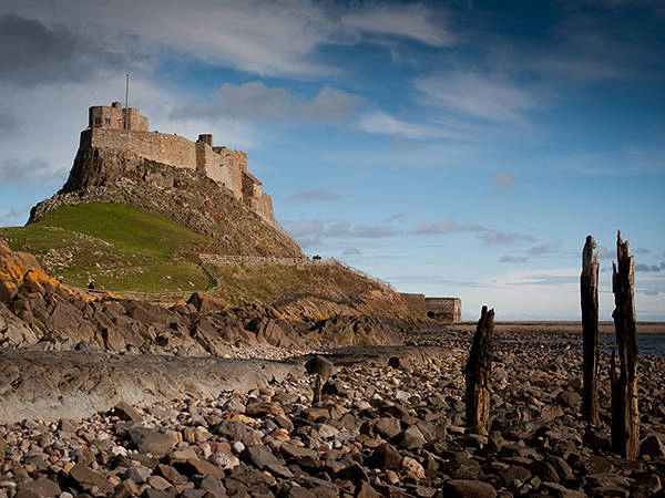 Lindisfarne Castle, hoàn thành vào thế kỷ 16, thuộc đảo Holy, Anh. Một thời, nó từng là tiền đồn để người Anh chống lại sự xâm lược của người Scots và Viking.