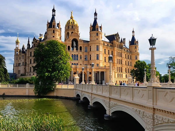 Schwerin Palace, xây dựng ở thế kỷ thứ 10, thuộc Đức. 