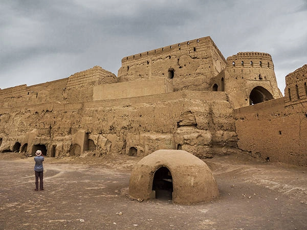 Narin Castle, một pháo đài quân sự được xây dựng từ gạch bùn, thuộc thị trấn Meybod, Iran. Hiện tại, nó đang bị tàn phá vô cùng nghiêm trọng.