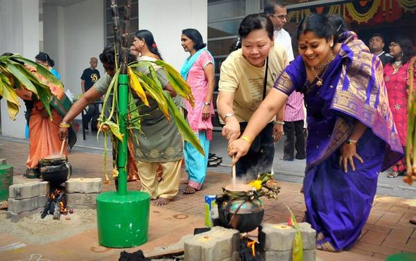 Du lịch Singapore bạn sẽ có cơ hội tham gia vào lễ hội Pongal được tổ chức vào tháng 1 dương lịch hàng năm và kéo dài trong 4 ngày. Ảnh: singaporesensetravel Du lịch Singapore bạn sẽ có cơ hội tham gia vào lễ hội Pongal được tổ chức vào tháng 1 dương lịch hàng năm và kéo dài trong 4 ngày. Ảnh: singaporesensetravel