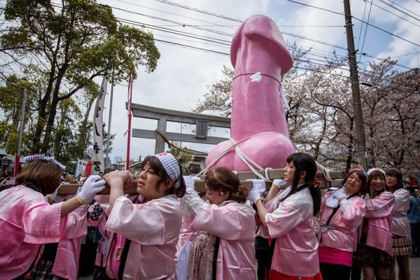 Lễ hội Honen Matsuri thu hút hàng nghìn người tham gia mỗi năm. Ảnh: gistmeansu.blogspot.com