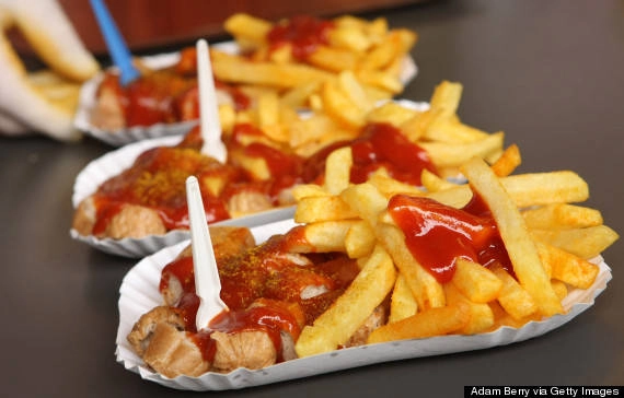 Món Currywurst (xúc xích cà ri) ở Berlin, Đức - Món ăn biểu tượng cho nền ẩm thức của Đức, món xúc xích được làm cùng với nước sốt cà chua, cà ri và ớt bột. Sẽ là một sự lựa chọn tuyệt vời nếu bạn ăn thử cùng với món khoai tây chiên tại cửa hàng Curry 36 ở Berlin. 