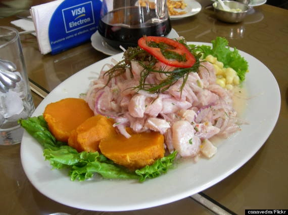 Món Ceviche ở Lima, Peru Ceviche là một món ăn hải sản phổ biến ở các vùng ven biển, được làm từ cá sống tươi ướp cùng các loại nước ép như cam, chanh, trộn thêm gia vị, ớt bột. Thêm vào đó là hành tây, muối và ít hạt tiêu. Ăn kèm với món này còn có khoai lang chiên, các loại rau sống, thậm chí bắp nấu bơ. Đây là một món ăn ấn tượng của thủ đô Lima của Peru.