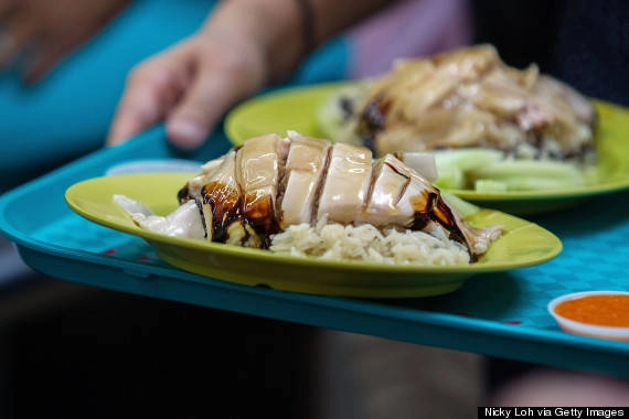 Món Chicken Rice (cơm gà) của Singapore Món cơm gà gồm có gà hấp và loại gạo thơm ngon. Các loại gia vị đi kèm cũng rất đa dạng, phong phú tạo nên hương vị riêng của cơm gà Singapore.