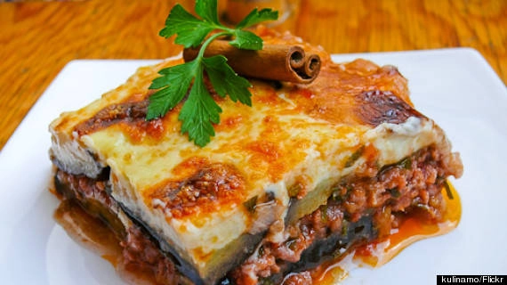 Món Moussaka của Hy Lạp Moussaka là món ăn truyền thống của đất nước Hy Lạp, được làm từ cà tím thái lát, thịt cừu bằm nhuyễn, hành, bơ, trứng, sữa, phô mai và gia vị đem bỏ lò ăn cùng nước sốt cay thơm lừng. 