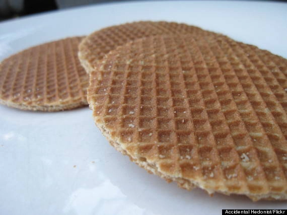 Món bánh Stroopwafels của Hà Lan: Stroopwafels có thể là món tráng miệng thú vị đối với những người thích ăn đồ ngọt, nhưng cũng có thể là đồ ăn vặt như các loại bánh khác. Đây là loại bánh có hai lớp bột mỏng nướng kẹp nhân si rô. Món bánh này xuất hiện tại Hà Lan từ thế kỷ 18 tại thị trấn Gouda, nhưng hiện được bán ở mọi nơi khắp Hà Lan. Dùng một tách trà hoặc cà phê nóng đi kèm với món này là thú vị nhất.