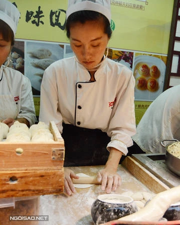 Thực khách được chứng kiến đầu bếp làm từng công đoạn của chiếc thang bao.
