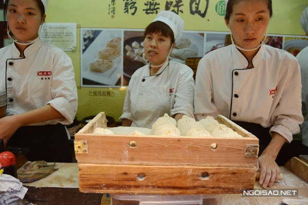 xep-hang-an-banh-bao-bang-ong-hut-o-thuong-hai-ivivu-6