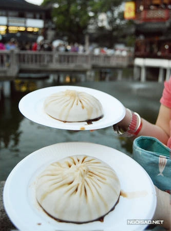xep-hang-an-banh-bao-bang-ong-hut-o-thuong-hai-ivivu-9