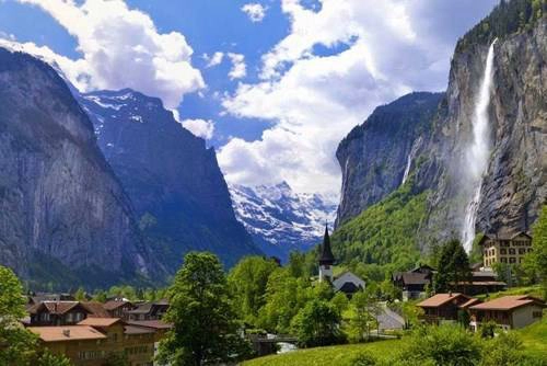 Thung lũng nằm nép mình dưới những vách đá vôi cao chót vót và được bao quanh bởi 3 ngọn núi khác là Eiger, Monch và Jungfrau.