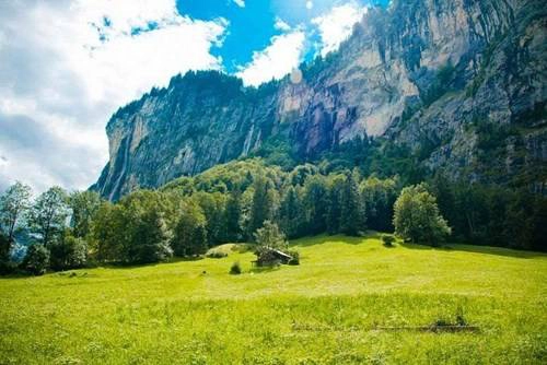 Cái tên Lauterbrunnen - có nghĩa là "nhiều suối", được bắt nguồn từ một hiện tượng tự nhiên đặc biệt. Mặc dù có diện tích rất nhỏ, nhưng thung lũng này lại sở hữu tới 72 thác nước lớn nhỏ, trong đó, có những thác có chiều cao lên tới hàng trăm mét.
