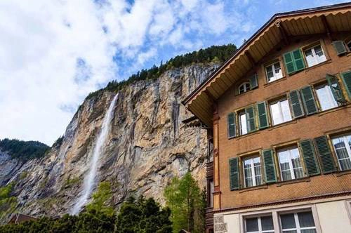 Thác nước nổi tiếng nhất Lauterbrunnen chính là thác Staubbach với dòng nước lao xuống từ độ cao gần 300 mét từ vách đá. Đây cũng là một trong những thác có chiều cao đổ nước liên tục cao nhất châu Âu.