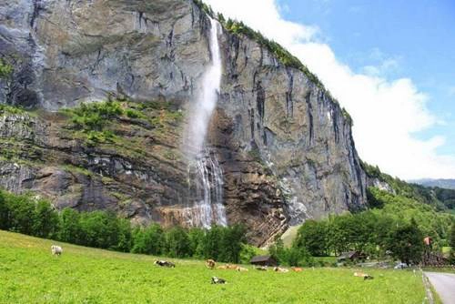 Một thác nước khác, ngoạn mục không kém chính là "chùm" thác Trummelbach, nằm ẩn mình sau một ngọn núi. Chùm thác này được phát hiện vào năm 1877, khi người ta tiến hành xây dựng một đường hầm qua núi.