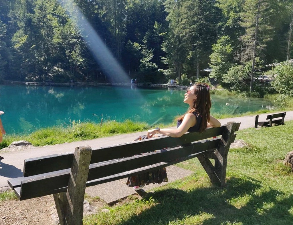 Ven hồ Blausee có các băng ghế để du khách nghỉ chân, tắm nắng. Ngoài ra, nơi đây còn có khu nướng thịt, cắm trại, khu vui chơi cho trẻ em. Đến đây, bạn đừng quên ghé thăm khu nuôi cá. Ảnh: Clairchair