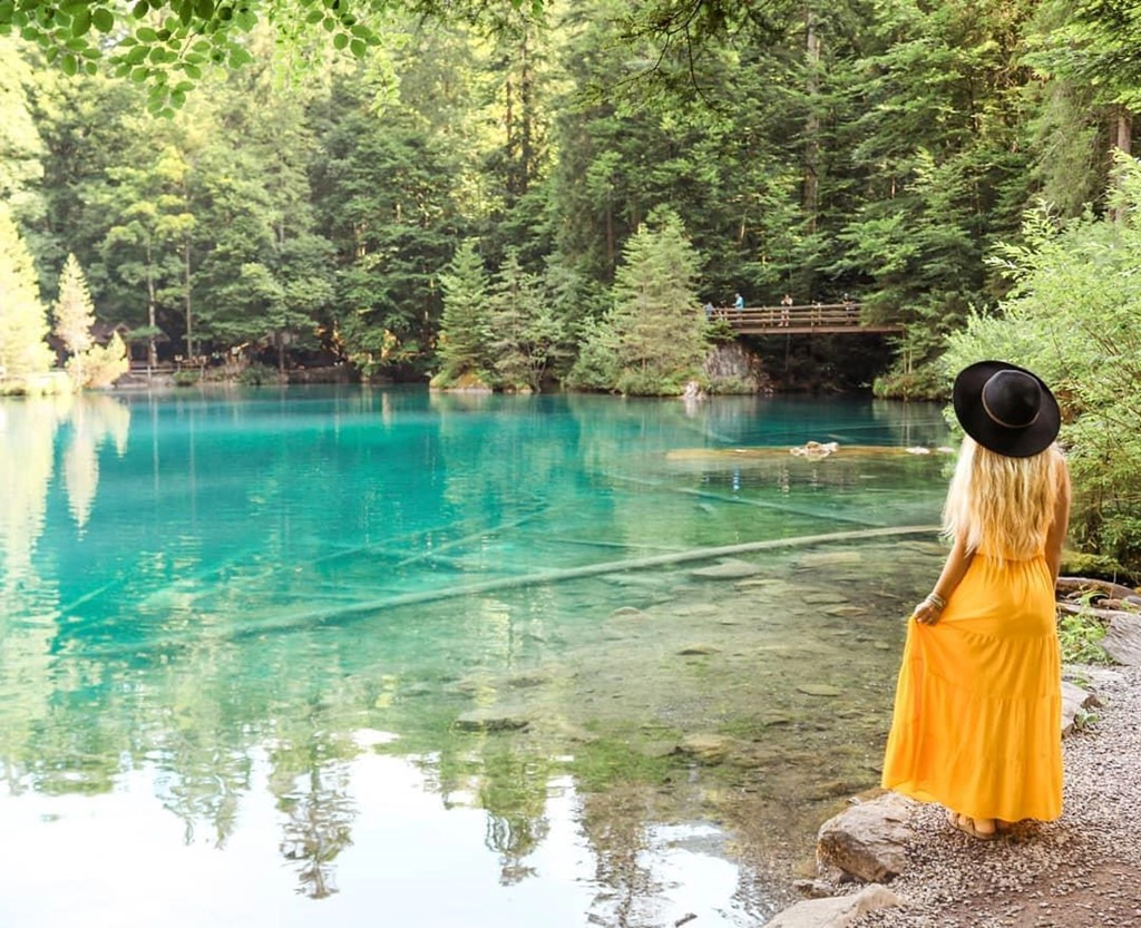 Hồ Blausee sở hữu làn nước trong xanh, có thể nhìn thấy rõ những thân cây, phiến đá ở bề mặt nước. Có rất nhiều giai thoại lãng mạn xoay quanh màu nước xanh như ngọc của nơi này, phổ biến nhất là câu chuyện kể rằng nước hồ mang màu mắt của một cô gái xinh đẹp nhưng duyên bạc phận mỏng đã kết thúc cuộc đời tại đây. Bức tượng người con gái dưới lòng hồ chính là để tưởng nhớ nàng. Ảnh: Larisa-justmovedtoswitzerland, Agostonimi