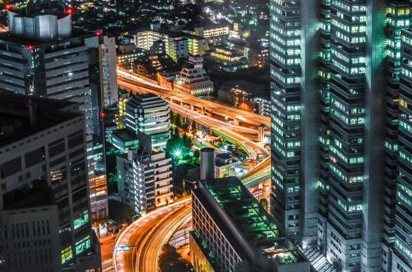 Thành phố Tokyo lung linh trong đêm. Ảnh: Roughguides trai-nghiem-du-lich-tokyo-mien-phi-ivivu-7