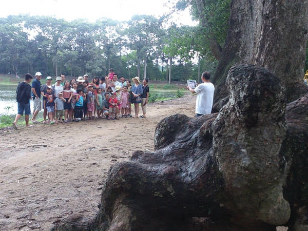 Du khách chụp hình lưu niệm ở ao Bà Om Du khách chụp hình lưu niệm ở ao Bà Om