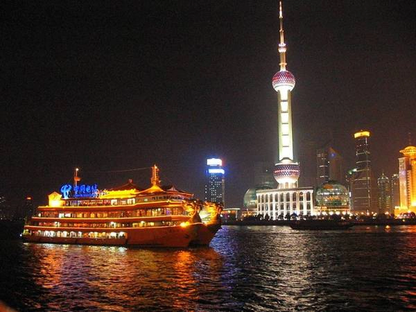 Sau đó bạn sẽ tới Bến Thượng Hải và Tháp truyền hình Minh Châu Đông Phương – đây vốn là 2 địa danh không thể bỏ qua tại thành phố Thượng Hải. Còn một loạt những khu vực hấp dẫn bạn sẽ tới là Cầu Nam Phố, Khu phố Đông, Quảng trường Nhân Dân, … buổi tối bạn sẽ tự do mua sắm tại phố Nam Kinh. Ảnh: Bến Thượng Hải - Jmmartin.unblog.fr.