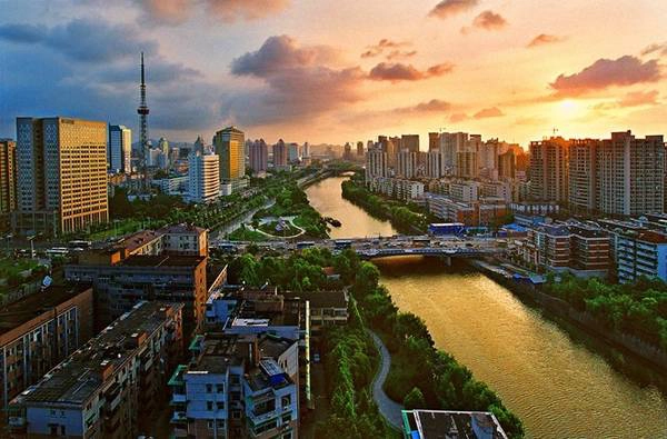Hàng Châu xinh đẹp trong ánh hoàng hôn. Ảnh: Voyagelusting.com.