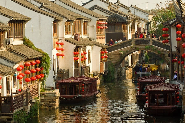 Châu Trang: Được mệnh danh là “Venice phương Đông”, Châu Trang là một thị trấn cổ thuộc tỉnh Giang Tô, Trung Quốc, cách Thượng Hải khoảng 1 giờ xe chạy. Châu Trang sở hữu tất cả những gì tiêu biểu cho một thị trấn thời xa xưa với những chiếc cầu đá cong cong vắt ngang con kênh và những ngôi nhà cổ rêu phong soi bóng xuống dòng nước. Ảnh: slideshare.net Châu Trang: Được mệnh danh là “Venice phương Đông”, Châu Trang là một thị trấn cổ thuộc tỉnh Giang Tô, Trung Quốc, cách Thượng Hải khoảng 1 giờ xe chạy. Châu Trang sở hữu tất cả những gì tiêu biểu cho một thị trấn thời xa xưa với những chiếc cầu đá cong cong vắt ngang con kênh và những ngôi nhà cổ rêu phong soi bóng xuống dòng nước. Ảnh: slideshare.net