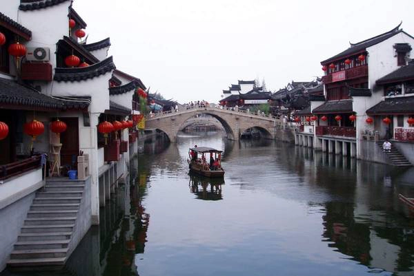 Châu Gia Giác: Nằm ở ngoại ô thành phố Thương Hải, được xây dựng cách đây 1.700 năm, Châu Gia Giác là một trong những thị trấn sông nước cổ nhất Trung Quốc và từng là một nơi thông thương của các thương nhân dưới thời Minh và Thanh. Du ngoạn bằng thuyền là cách tốt nhất để chiêm ngưỡng hết được vẻ đẹp nơi đây. Ảnh: swaindestinations.com Châu Gia Giác: Nằm ở ngoại ô thành phố Thương Hải, được xây dựng cách đây 1.700 năm, Châu Gia Giác là một trong những thị trấn sông nước cổ nhất Trung Quốc và từng là một nơi thông thương của các thương nhân dưới thời Minh và Thanh. Du ngoạn bằng thuyền là cách tốt nhất để chiêm ngưỡng hết được vẻ đẹp nơi đây. Ảnh: swaindestinations.com