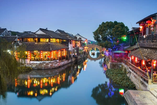 Tây Đường: Tọa lạc ở huyện Gia Thiện, Gia Hưng, tỉnh Chiết Giang (Trung Quốc), cổ trấn Tây Đường mê hoặc du khách với không gian cổ kính, trữ tình. Cổ trấn mê hoặc du khách nhờ cuộc sống bình dị của cư dân ở đây đến những khu vườn tư gia điển hình Giang Nam, nhỏ nhưng đầy tinh xảo, công phu. Từ lâu, cổ trấn này trở thành một địa điểm tham quan nổi tiếng ở Chiết Giang. Ảnh: Joel Santos Tây Đường: Tọa lạc ở huyện Gia Thiện, Gia Hưng, tỉnh Chiết Giang (Trung Quốc), cổ trấn Tây Đường mê hoặc du khách với không gian cổ kính, trữ tình. Cổ trấn mê hoặc du khách nhờ cuộc sống bình dị của cư dân ở đây đến những khu vườn tư gia điển hình Giang Nam, nhỏ nhưng đầy tinh xảo, công phu. Từ lâu, cổ trấn này trở thành một địa điểm tham quan nổi tiếng ở Chiết Giang. Ảnh: Joel Santos