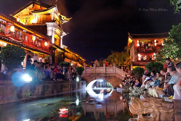 Lệ Giang hay còn được gọi là Đại Nghiên cổ trấn, thành cổ này nằm trên độ cao 2.400 m, trên cao nguyên Vân Quý, cách Côn Minh hơn 500 km và có diện tích 3,8 km². Lệ Giang được xây vào cuối đời Tống, đầu đời Nguyên. Trước cửa các ngôi nhà mọi người thường trồng dương liễu và có suối nước chảy qua. Lệ Giang đẹp nhất vào mùa thu, khi lá đổi sang màu vàn g và nước trong hồ có màu xanh, tuyết thì trắng quanh năm trên đỉnh Ngọc Long. Ảnh: Loco Moco Lệ Giang hay còn được gọi là Đại Nghiên cổ trấn, thành cổ này nằm trên độ cao 2.400 m, trên cao nguyên Vân Quý, cách Côn Minh hơn 500 km và có diện tích 3,8 km². Lệ Giang được xây vào cuối đời Tống, đầu đời Nguyên. Trước cửa các ngôi nhà mọi người thường trồng dương liễu và có suối nước chảy qua. Lệ Giang đẹp nhất vào mùa thu, khi lá đổi sang màu vàn g và nước trong hồ có màu xanh, tuyết thì trắng quanh năm trên đỉnh Ngọc Long. Ảnh: Loco Moco