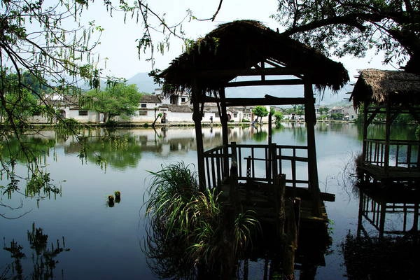 Hoàng Thôn: Hoành Thôn là ngôi làng cổ có tuổi đời hơn 800 tuổi, nằm dưới chân núi Hoàng Sơn, thuộc tỉnh An Huy, Trung Quốc. Vào năm 2000, khu di tích thôn cổ Hoản Nam, tiêu biểu là Hoành thôn đã được UNESCO ghi nhận là "Di sản văn hóa thế giới" nhờ dấu ấn đậm nét của một làng quê mang đậm phong cách Trung Quốc: đường cổ, cầu cổ, bia cổ, thư viện cổ, các pho tượng bằng đất và rất nhiều tác phẩm điêu khắc bằng đá và gỗ. Ảnh: commons.wikimedia.org Hoàng Thôn: Hoành Thôn là ngôi làng cổ có tuổi đời hơn 800 tuổi, nằm dưới chân núi Hoàng Sơn, thuộc tỉnh An Huy, Trung Quốc. Vào năm 2000, khu di tích thôn cổ Hoản Nam, tiêu biểu là Hoành thôn đã được UNESCO ghi nhận là "Di sản văn hóa thế giới" nhờ dấu ấn đậm nét của một làng quê mang đậm phong cách Trung Quốc: đường cổ, cầu cổ, bia cổ, thư viện cổ, các pho tượng bằng đất và rất nhiều tác phẩm điêu khắc bằng đá và gỗ. Ảnh: commons.wikimedia.org