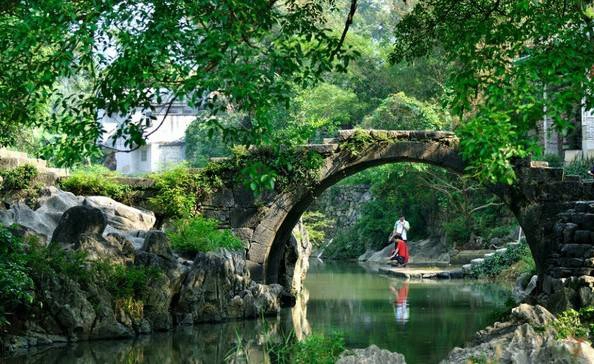 Hoàng Diệu cổ trấn: Tọa lạc tại tỉnh Quảng Tây, cổ trấn Hoàng Diệu được bao quanh bởi những dãy núi đá vôi dốc và còn có rất nhiều hang động dành cho du khách khám phá. Đến đây, du khách có thể thoải mái tận hưởng những ngày dài trên sông nước, thưởng thức rượu trên những con thuyền tre mộc mạc khi ghé thăm cổ trấn ven sông này. Ảnh: chinatouradvisors.com Hoàng Diệu cổ trấn: Tọa lạc tại tỉnh Quảng Tây, cổ trấn Hoàng Diệu được bao quanh bởi những dãy núi đá vôi dốc và còn có rất nhiều hang động dành cho du khách khám phá. Đến đây, du khách có thể thoải mái tận hưởng những ngày dài trên sông nước, thưởng thức rượu trên những con thuyền tre mộc mạc khi ghé thăm cổ trấn ven sông này. Ảnh: chinatouradvisors.com
