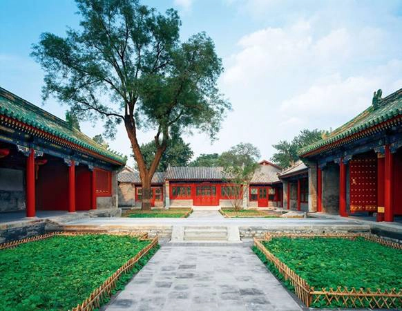 Trong phủ gồm phủ đệ, hoa viên, 2 bộ phận hợp thành. Tổng diện tích 60 nghìn m², trong đó phủ đệ chiếm 32 nghìn m², hoa viên chiếm 28 nghìn m². Năm 1982 được liệt vào danh sách bảo hộ trọng điểm của toàn quốc. Ảnh: Zhongguo Wang