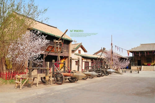 Sắc xuân bao trùm phim trường Đôn Hoàng. Ảnh: Mphoto