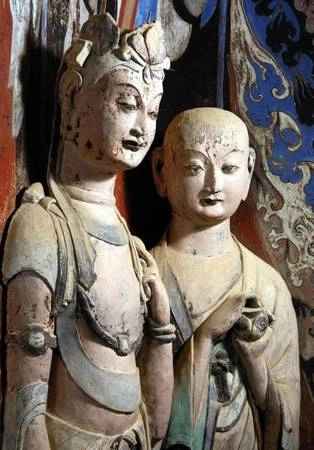 Hiện có khoảng 2.415 bức tượng còn tồn tại ở Đôn Hoàng, nhiều bức được khôi phục từ triều Thanh. Trong các triều đại trước, mặt sau các bức tượng được gắn vào tường, đầu được làm riêng, sau đó đặt lên thân. Đến thời nhà Đường, các bức tượng mới được hoàn toàn tách ra.