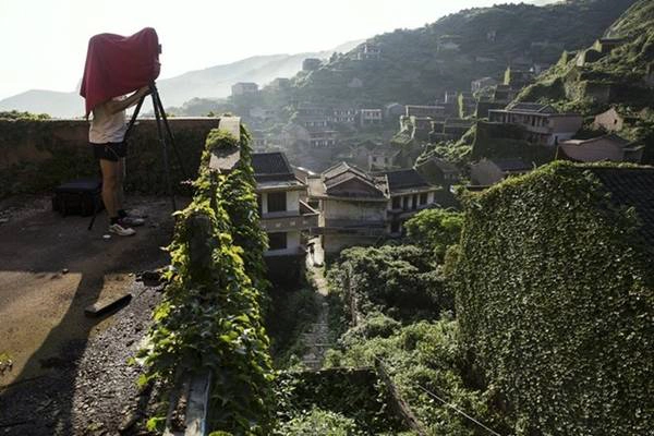 Nhiều nhiếp ảnh gia chuyên nghiệp tới ngôi làng để chụp những tấm hình tuyệt vời. Nhiều nhiếp ảnh gia chuyên nghiệp tới ngôi làng để chụp những tấm hình tuyệt vời.
