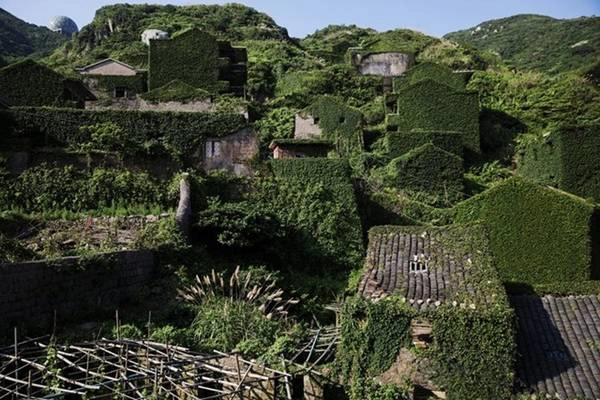 Chỉ có thời gian mới biết làm thế nào để ngôi làng lại trù phú như hàng chục năm trước đây. Chỉ có thời gian mới biết làm thế nào để ngôi làng lại trù phú như hàng chục năm trước đây.